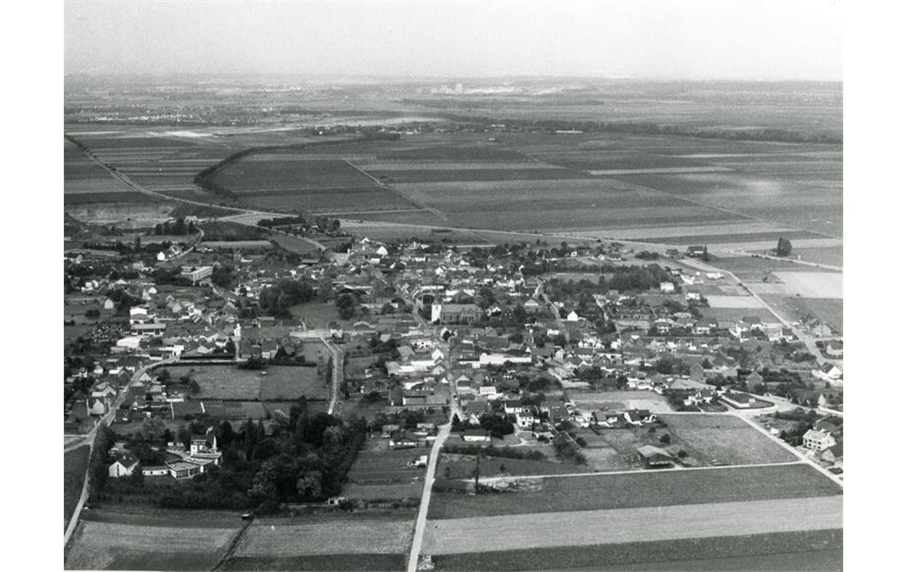 Erp von Westen; Luftbildaufnahme ca. 1970. Quelle: Archiv der Stadt Erftstadt (StAEft), Best. E 01 (Bildarchiv: Erp).