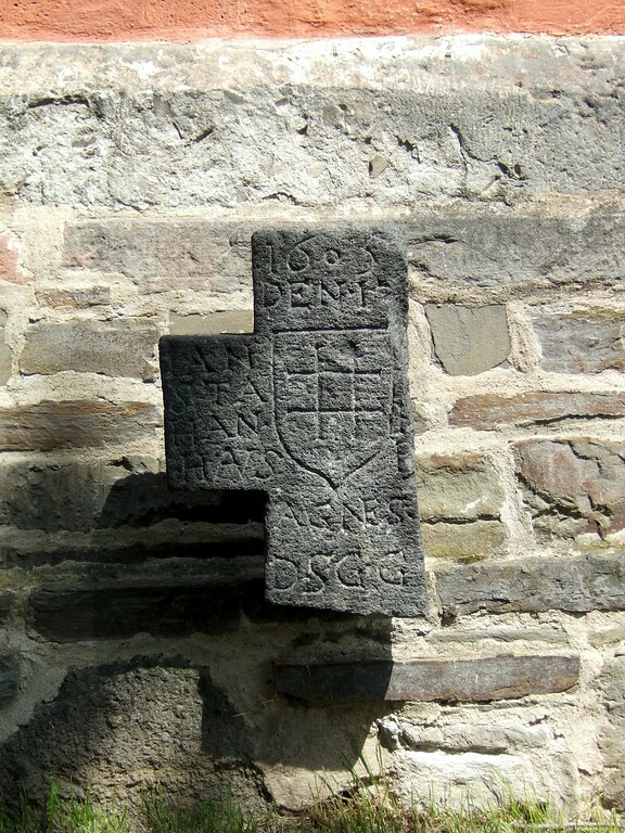 Grabkreuz an der Katholischen Pfarrkirche Sankt Peter in Sinzig (2012)