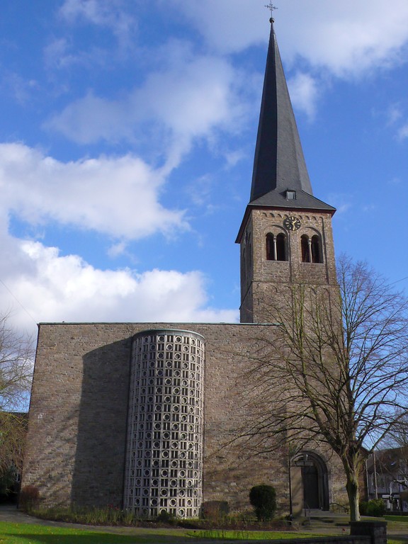 Katholische Pfarrkirche St. Walburga in Overath (2007)
