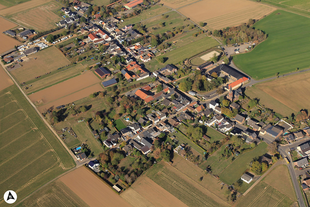 Luftbildaufnahme von Müggenhausen mit Nordpfeil (2018)