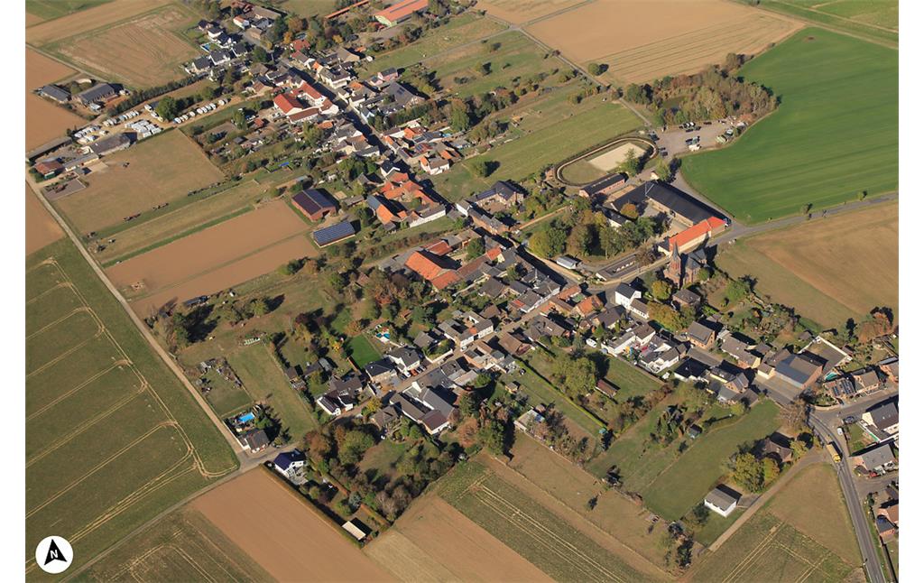 Luftbildaufnahme von Müggenhausen mit Nordpfeil (2018)