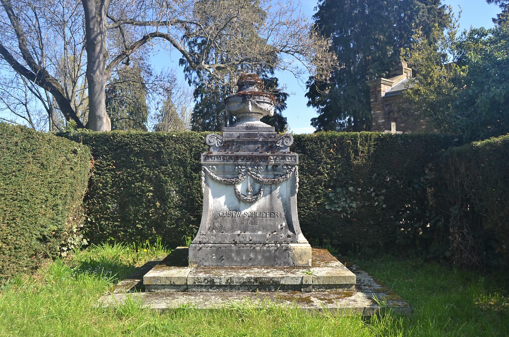 Grabmal des Industriellen Gustav Schlieper (Junior) auf dem ALten Kessenicher Friedhof (2021).