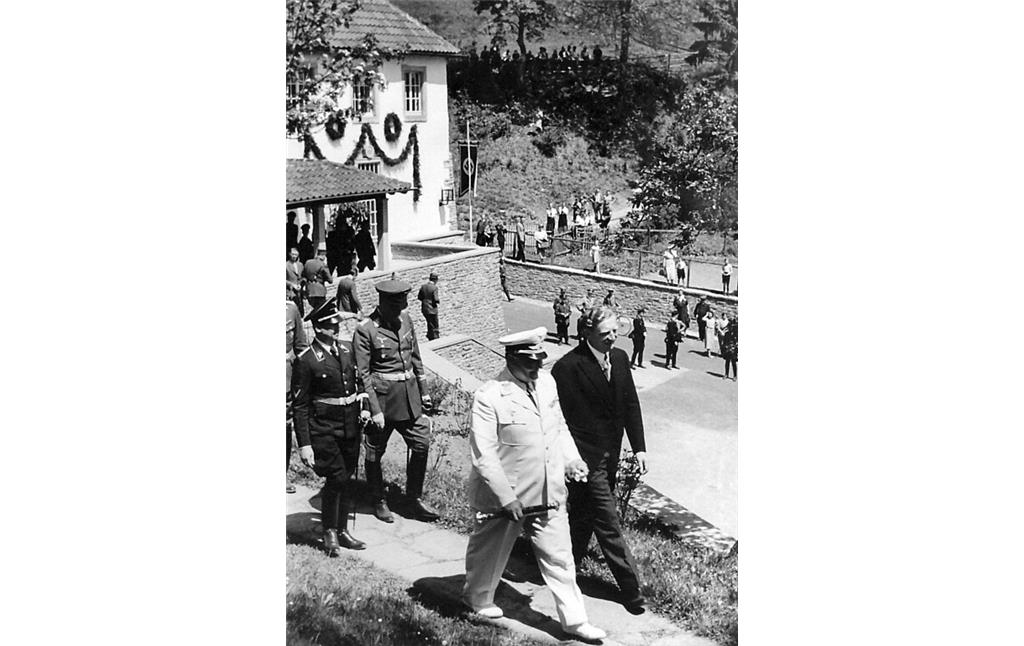 Bild 12: Hermann Göring und Werner Peiner auf dem Weg von der Landakademie zu Peiners Privathaus in Kronenburg (1938)