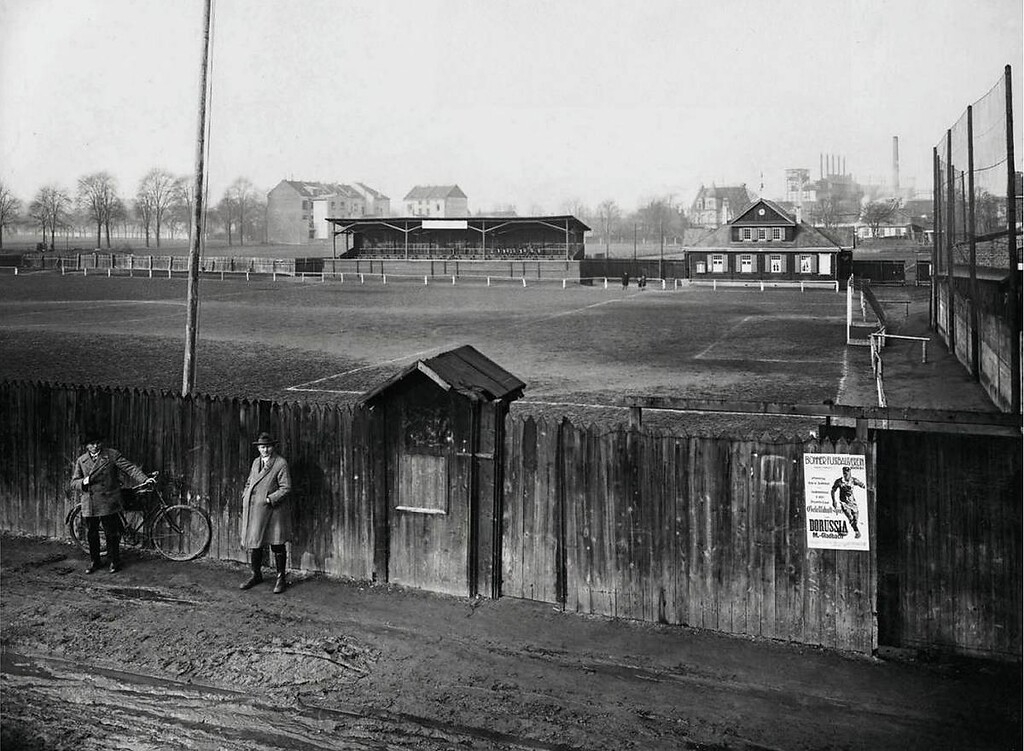 Historische Aufnahme des Sportplatzes in der Bonner Richard-Wagner-Straße aus dem Jahr 1927. Auf einem Plakat am den Platz umgebenden Holzzaun wird ein Spiel gegen "Borussia M.-Gladbach" angekündigt.