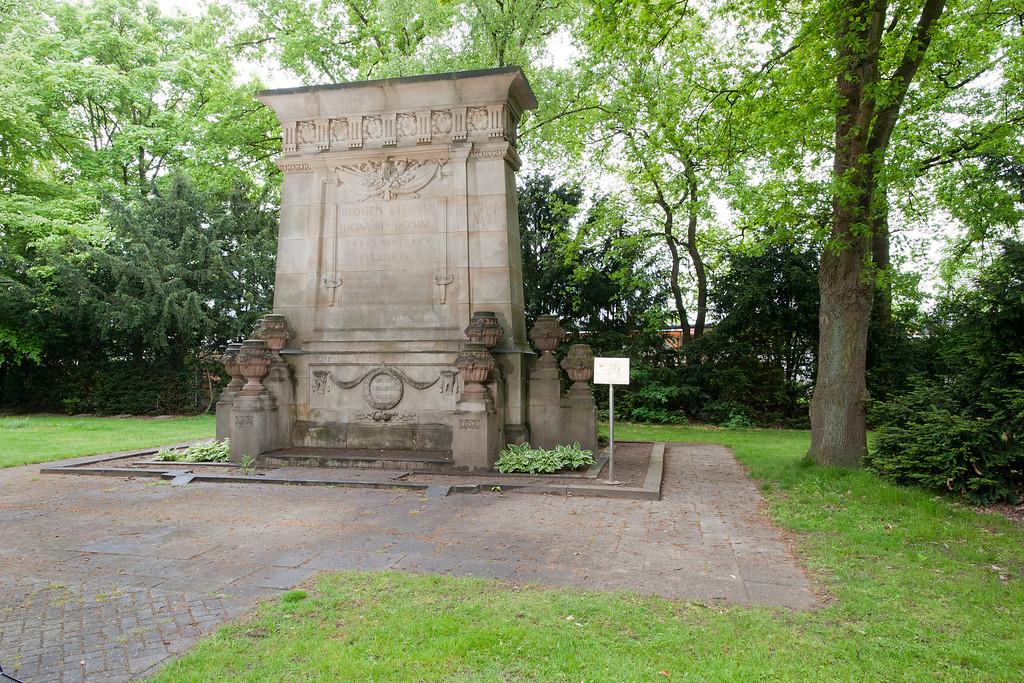 Ehrenmal auf dem Franzosenfriedhof in Friedrichsfeld (Voerde, 2014)