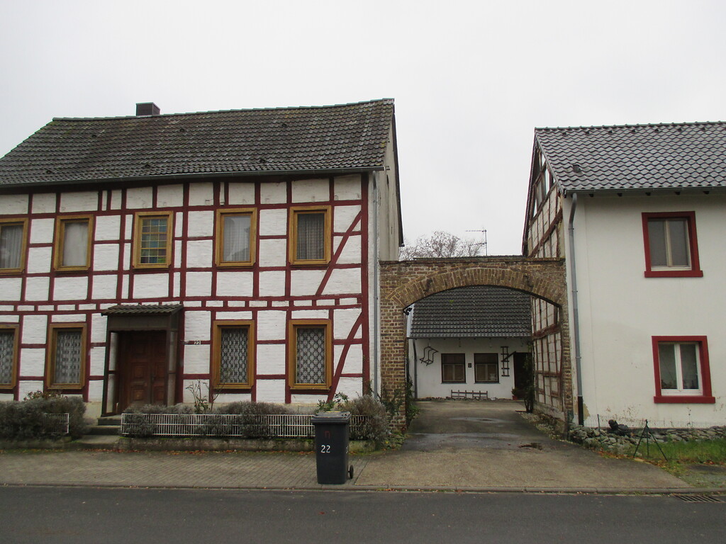 Häuser gegenüber dem Kloster St. Nikolaus in Füssenich (2015)