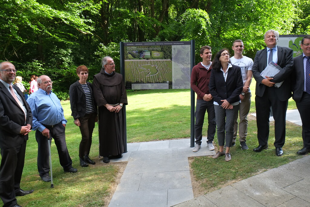 Bild 1: Sechs Stelltafeln auf der Kriegsgräberstätte Vossenack werden der Öffentlichkeit übergeben (10. Juni 2015).