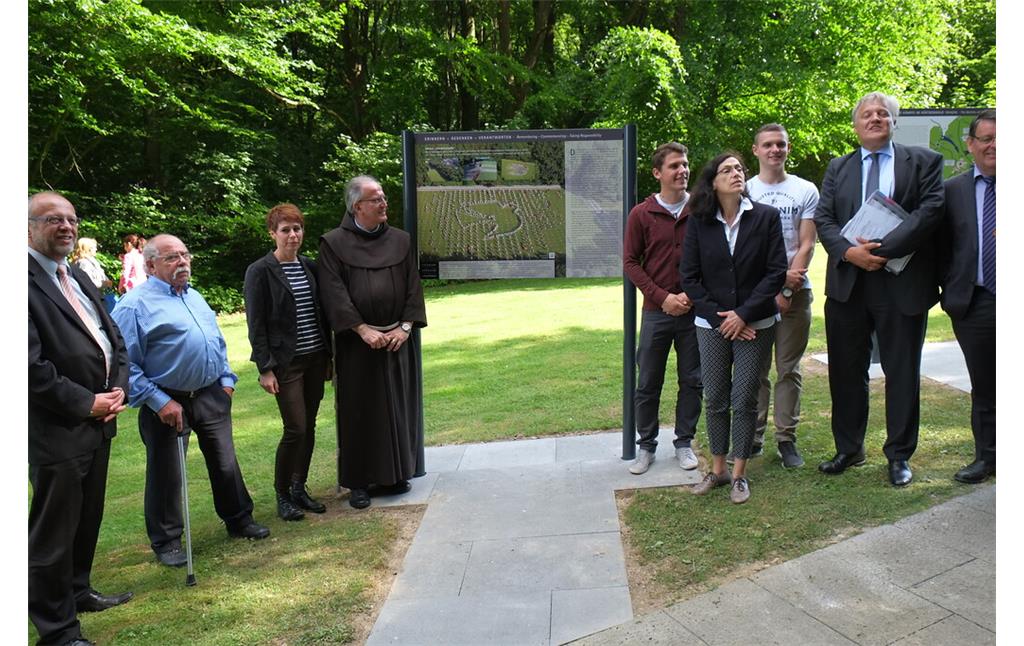 Bild 1: Sechs Stelltafeln auf der Kriegsgräberstätte Vossenack werden der Öffentlichkeit übergeben (10. Juni 2015).
