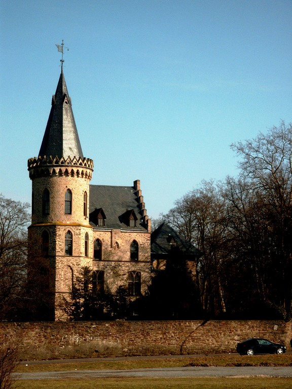 Westansicht des Sinziger Schlosses mit der die Gesamtanlage umgebenden Mauer (2001)