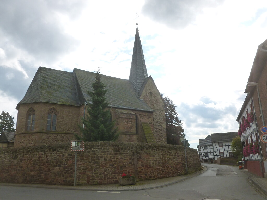 Gegenüber der Kapelle St. Hubertus und Zu den Heiligen Mauren in Hostel befindet sich eine Straßenzeile, die überwiegend aus Fachwerkhäusern besteht. (2014)