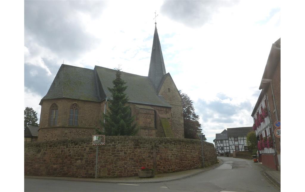 Gegenüber der Kapelle St. Hubertus und Zu den Heiligen Mauren in Hostel befindet sich eine Straßenzeile, die überwiegend aus Fachwerkhäusern besteht. (2014)