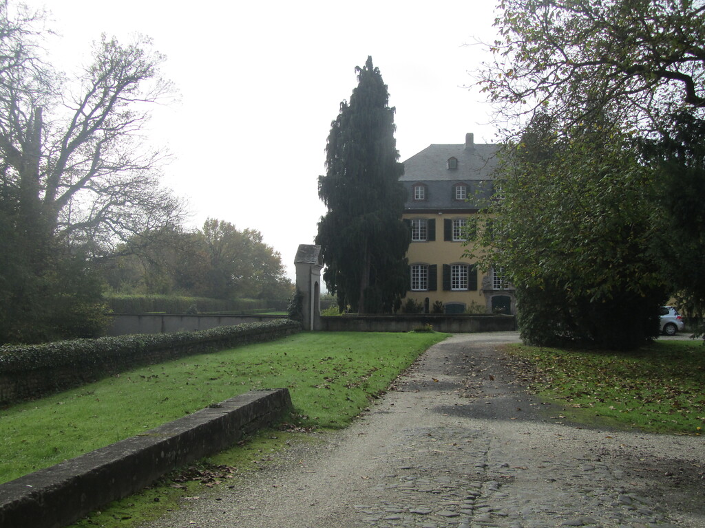 Blick auf das Herrenhaus von Burg Lüftelberg (2014)