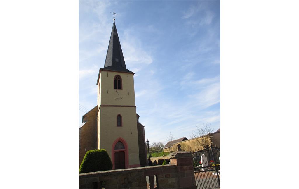 Pfarrkirche St. Barbara mit quadratischem Turm im spätgotischen Stil (2015)