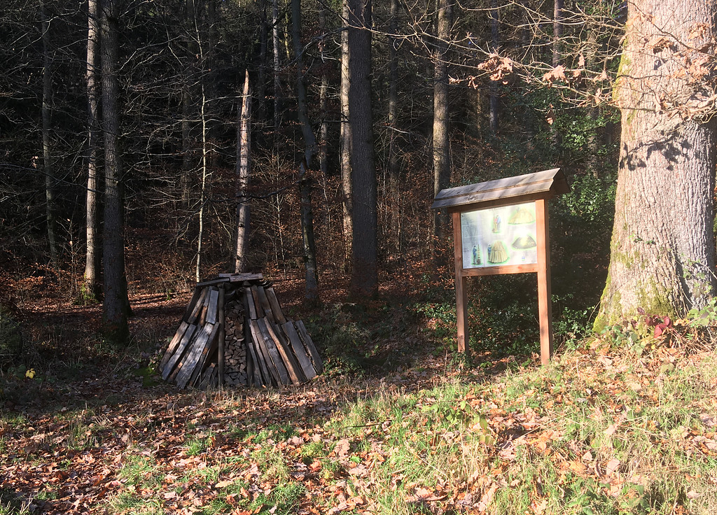 Schaumeiler mit Informationstafel auf dem Waldlehrpfad im Puhlbruch bei Reichshof (2019)
