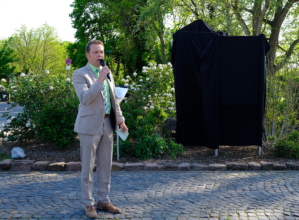 Der Bürgermeister Nideggens, Marco Schmunkamp, kurz vor der Enthüllung des Mahnmals am 8. Mai 2022.