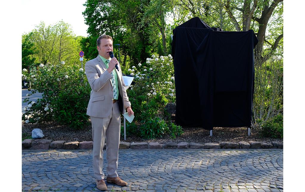 Der Bürgermeister Nideggens, Marco Schmunkamp, kurz vor der Enthüllung des Mahnmals am 8. Mai 2022.