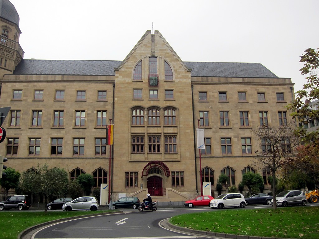 Teilansicht der ehem. Kaiserlichen Oberpostdirektion am Friedrich-Ebert-Ring in Koblenz (2014). Zentral im Bild der ursprüngliche Haupteingang auf der Südseite des Gebäudes.