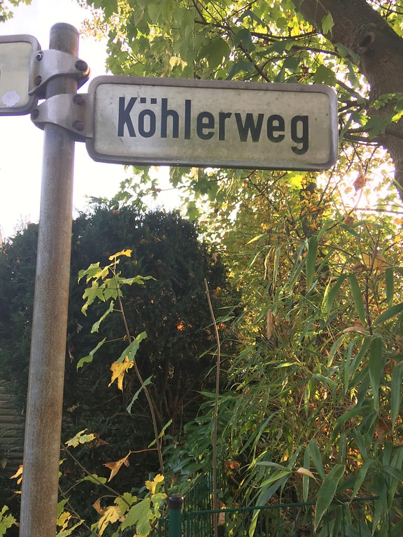 Straßenschild "Köhlerweg" im Ortsteil Brandroster in Refrath (2019)