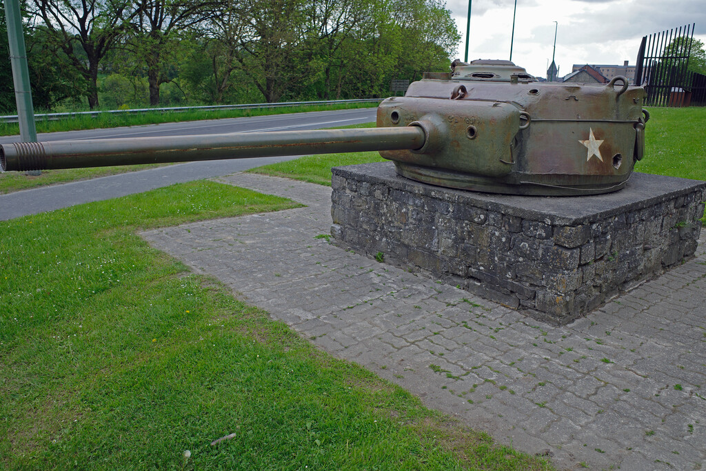 Reste eines Sherman-Panzers aus der Schlacht um Bastogne, Mahnmal am Stadteingang (2023)