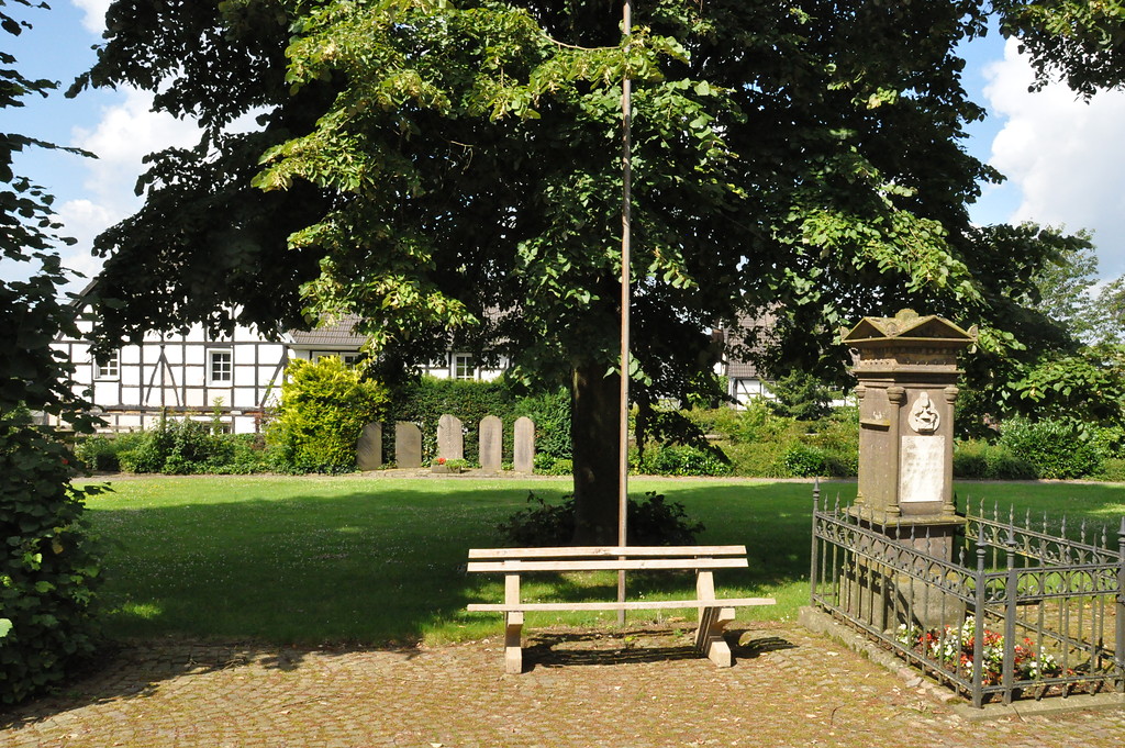 Blick vom Kirchplatz der Pfarrkirche St. Laurentius über die Grünanlagen auf den "Hohkeppler Hof", Hohkeppel (2014)