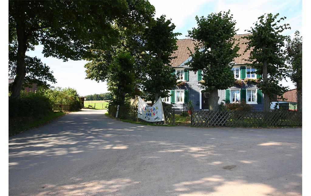 Bergisches Haus mit Hausbäumen in Steffenshagen (2008)