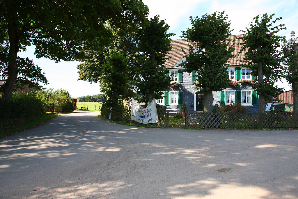 Bergisches Haus mit Hausbäumen in Steffenshagen (2008)