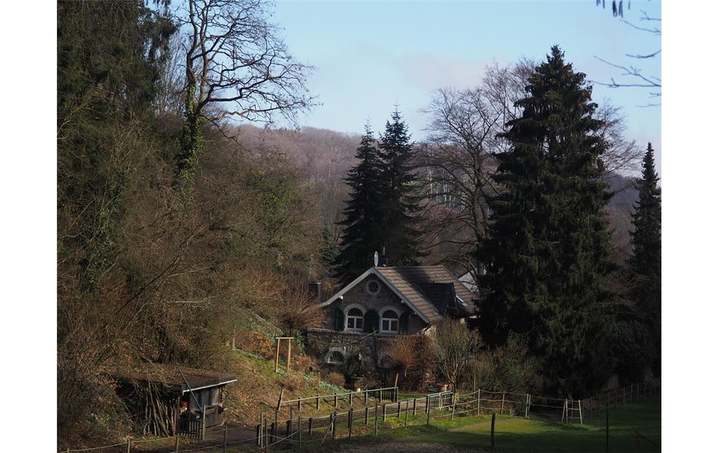 Landhaus oder ehemaliges Verwaltungsgebäude des Steinbruchs Velbert-Hefel direkt am Fuß der alten Schutthalde (2021)