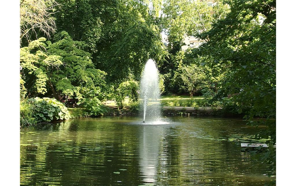See mit Wasserfontäne im Malkastenpark in Düsseldorf (2015)