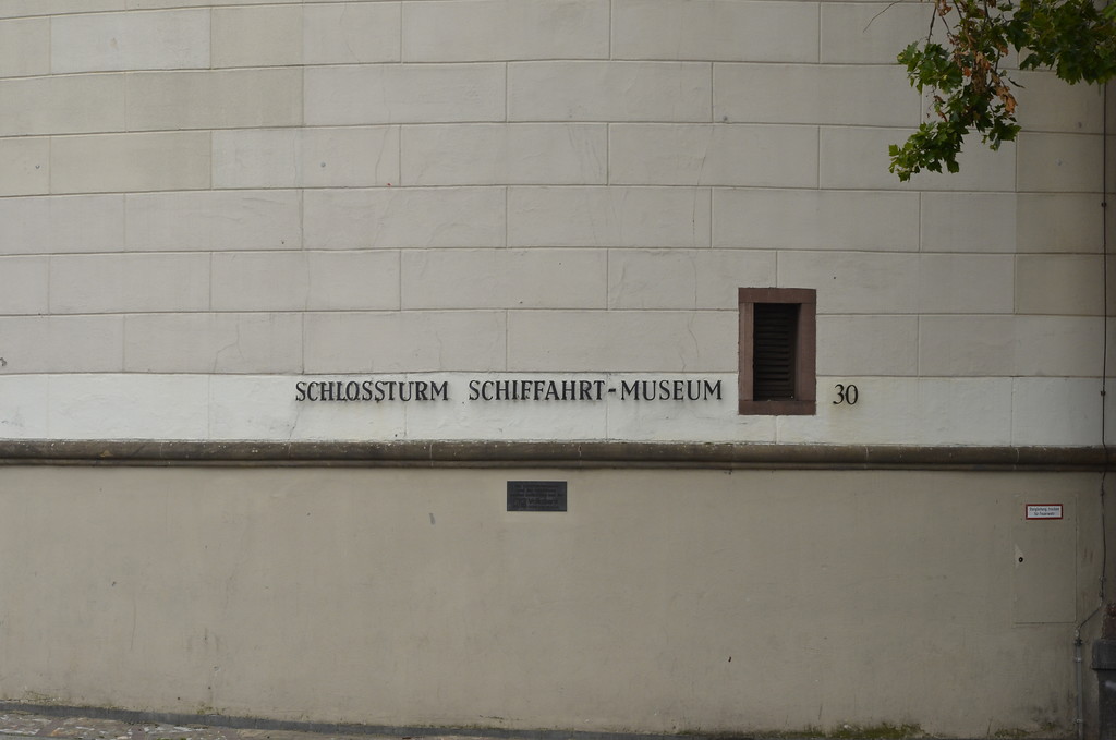 Die Gebäudebeschriftung des Schifffahrtmuseums auf dem Düsseldorfer Burgplatz (2014)