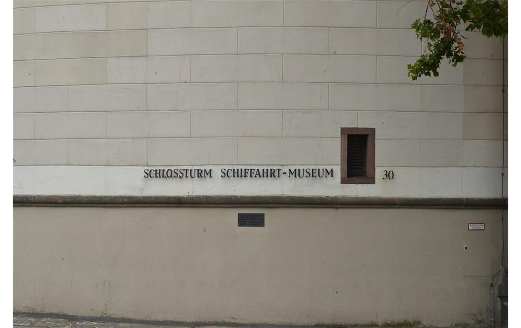 Die Gebäudebeschriftung des Schifffahrtmuseums auf dem Düsseldorfer Burgplatz (2014)