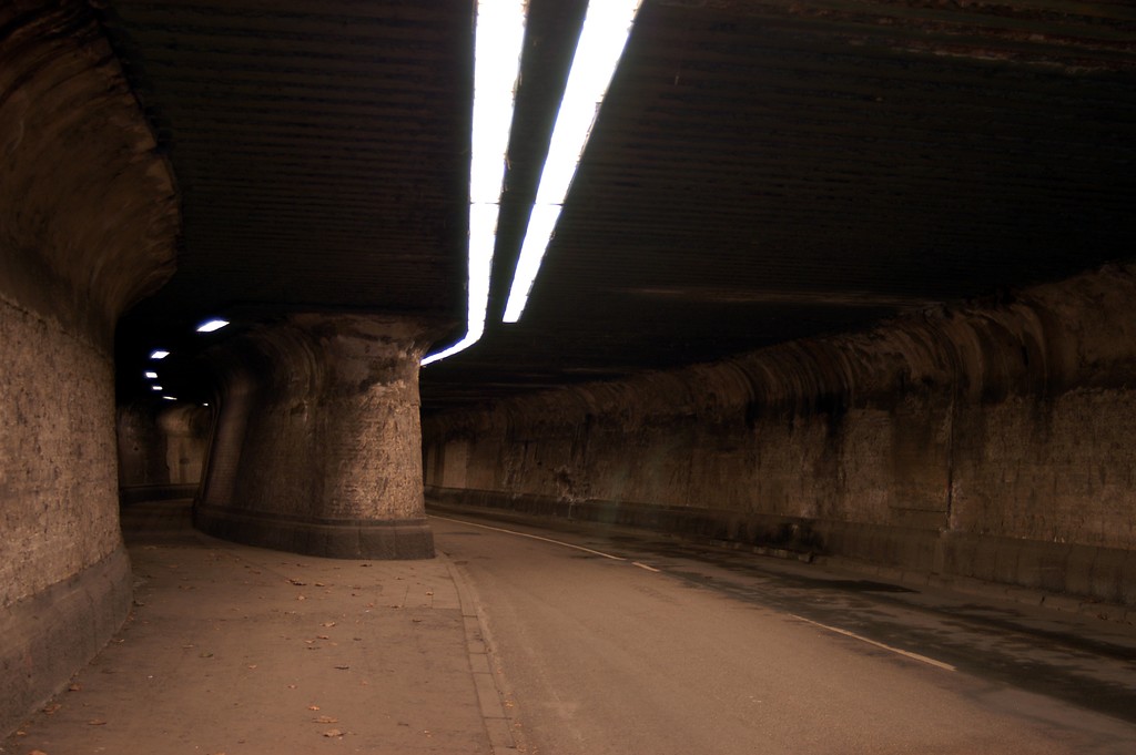 Tunnel Matenastraße in Duisburg-Bruckhausen, Fußgängerabzweigung im Straßentunnel Blickrichtung Ost (2009)