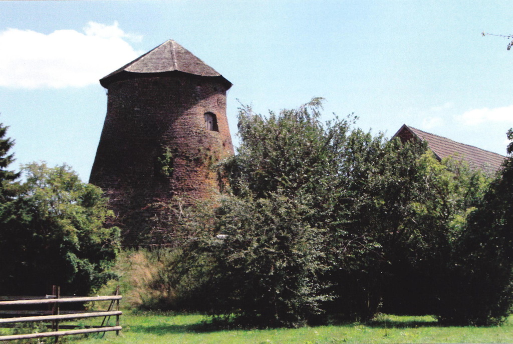 Außenansicht des Mühlenturms der Brauweiler Windmühle