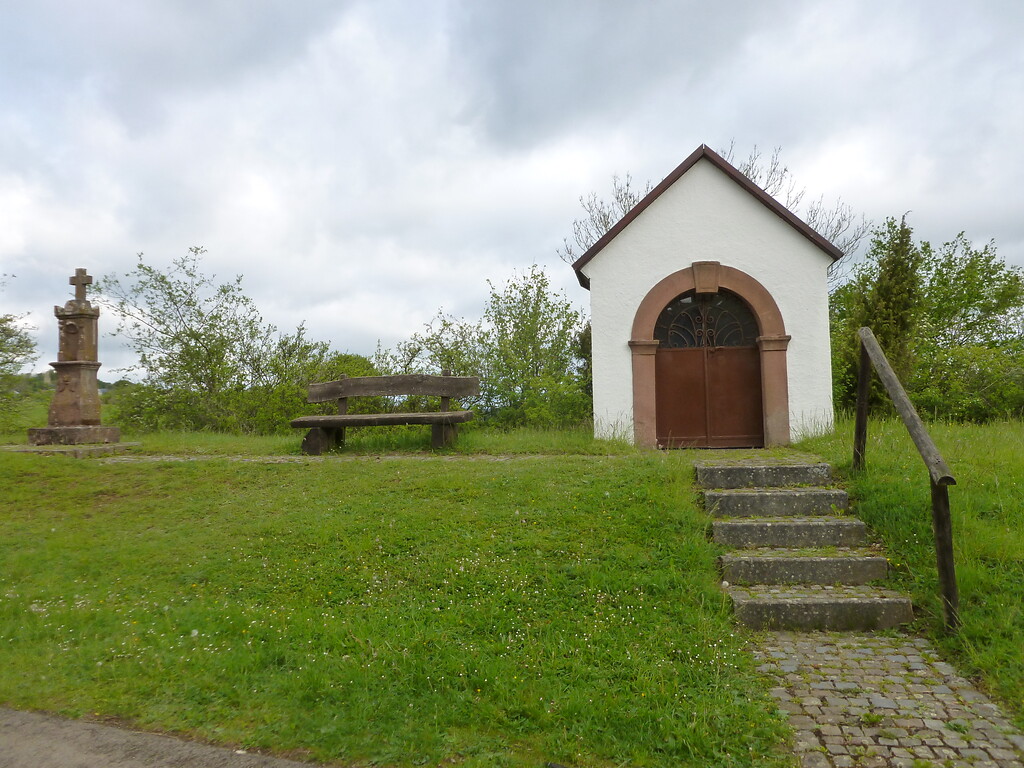 Schutzengelkapelle und Wegekreuz am Mühlenberg Ahrhütte (2014)