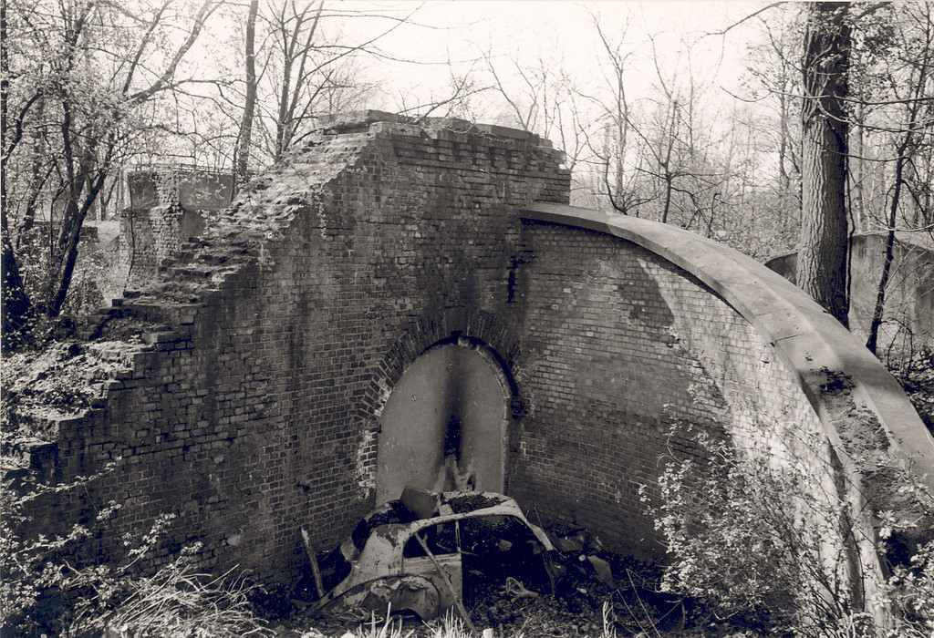Zerstörtes Eingangstor von Fort XI (1966)