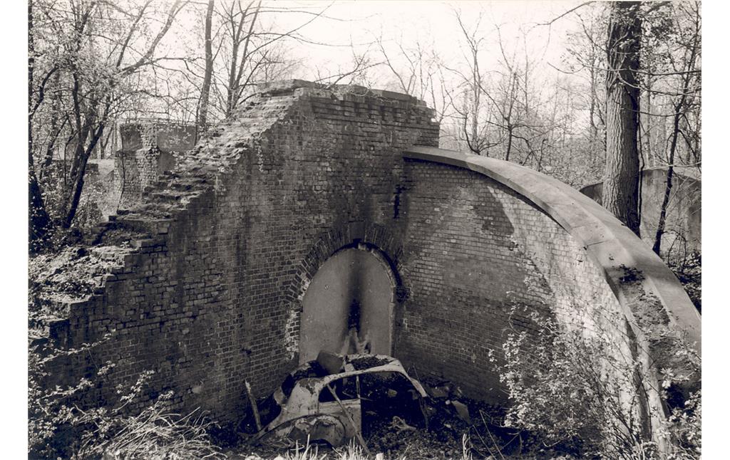 Zerstörtes Eingangstor von Fort XI (1966)
