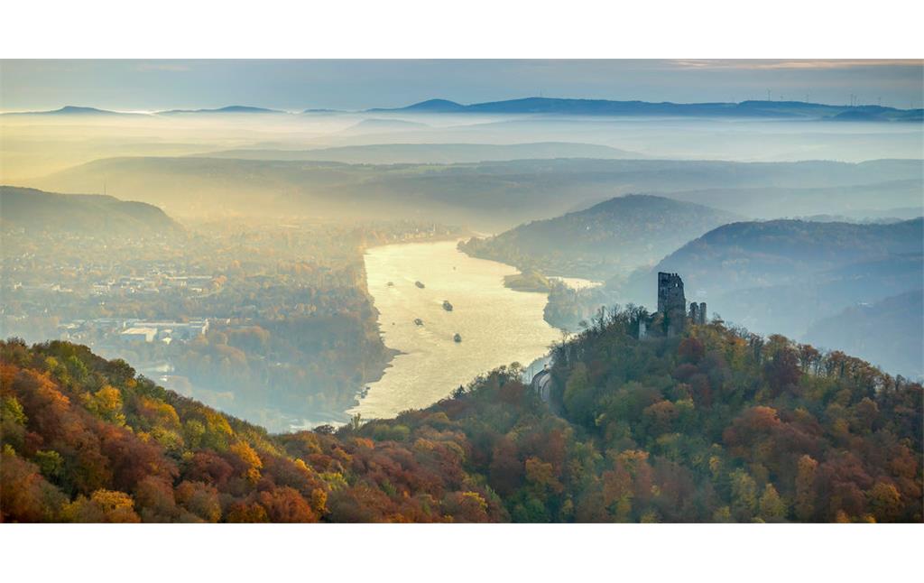 Königswinter, Luftaufnahme der Burgruine Drachenfels vor Rheinkulisse mit Dunst im Spätherbst (2015)