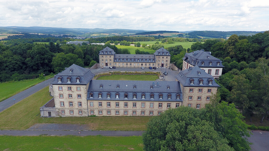 Blick auf die Seitenflügel von Schloss Windhof (2016)