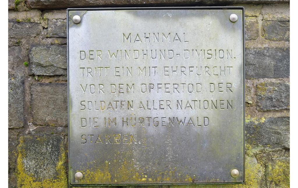 Bild 6: Links angebrachte Tafel im Eingangsbereich der sogenannten "Windhund-Anlage" neben der Kriegsgräberstätte Vossenack (Aufnahme vom 27.01.2015).