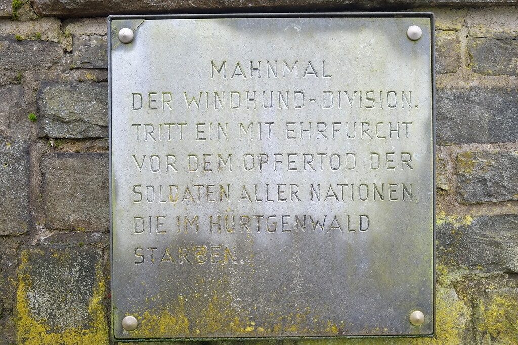 Bild 6: Links angebrachte Tafel im Eingangsbereich der sogenannten "Windhund-Anlage" neben der Kriegsgräberstätte Vossenack (Aufnahme vom 27.01.2015).