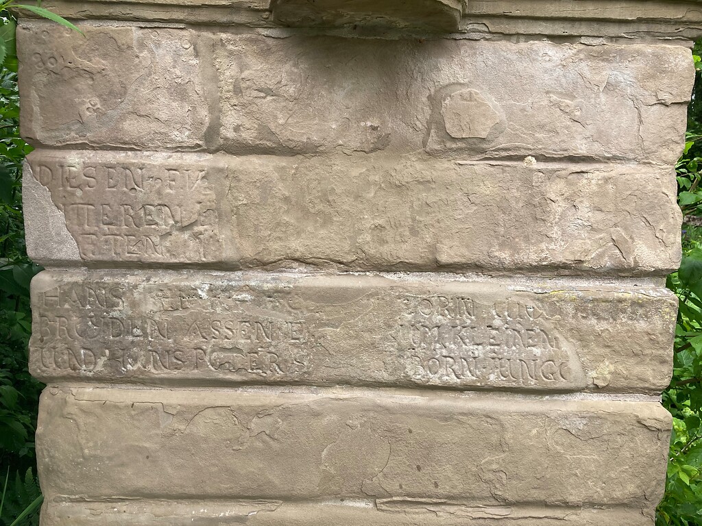 Inschrift auf der Station Nr. 5 des Fußfallwegs von Overath nach Marialinden (2021)