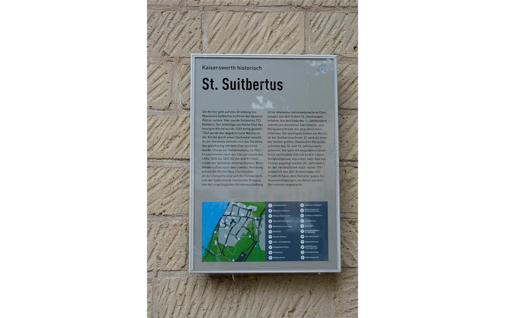 Hinweischild, welches über die Stiftskirche St. Suitbertus in Düsseldorf-Kaiserswerth informiert (2014)