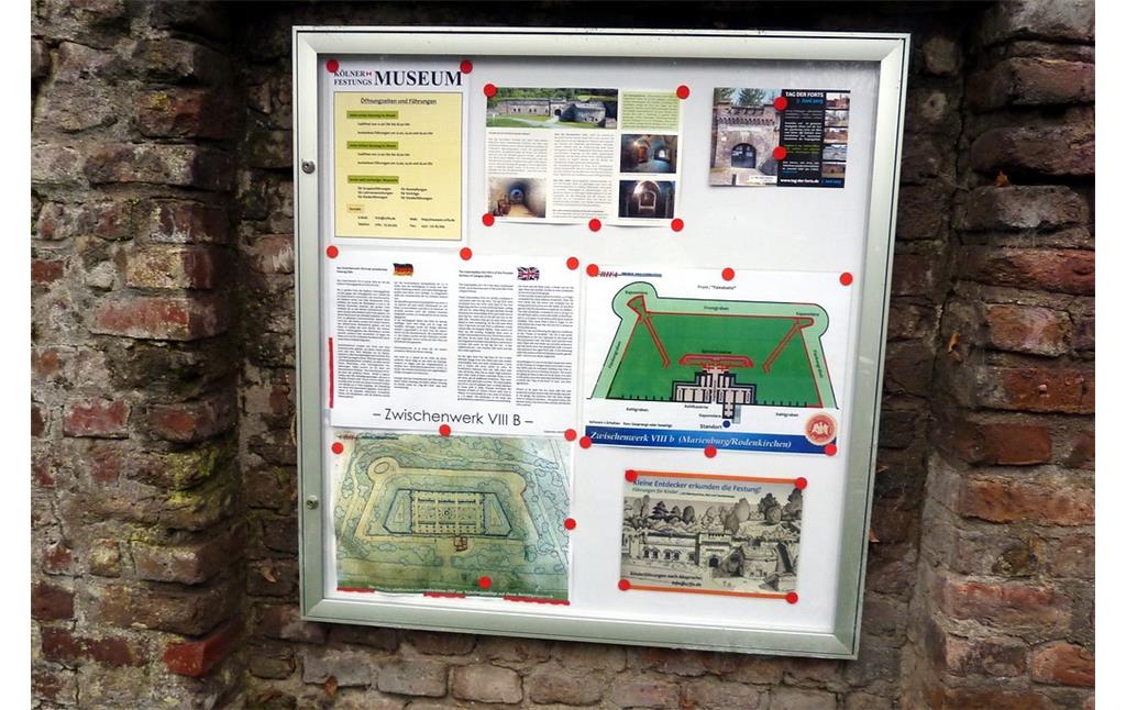 Informationskasten an der Außenmauer des Zwischenwerks VIIIb des äußeren preußischen Festungsgürtels in Köln (2014)