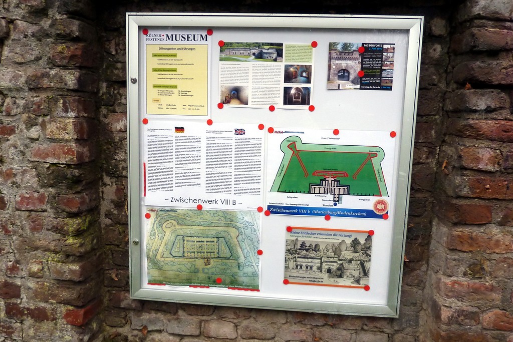 Informationskasten an der Außenmauer des Zwischenwerks VIIIb des äußeren preußischen Festungsgürtels in Köln (2014)