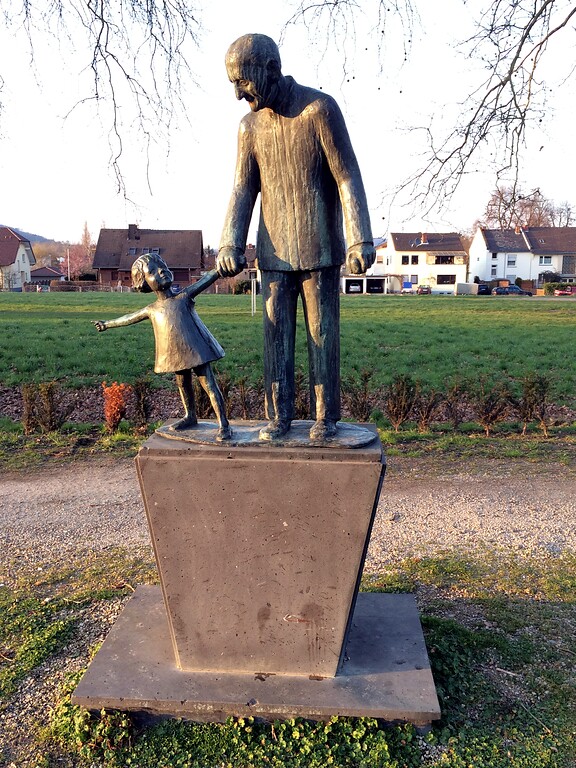 Bronzeskulptur Das Alte und das junge Sinzig im Park an der Barbarossastraße in Sinzig (2016)