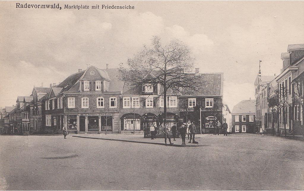 Der Marktplatz von Radevormwald mit der Friedenseiche um 1900