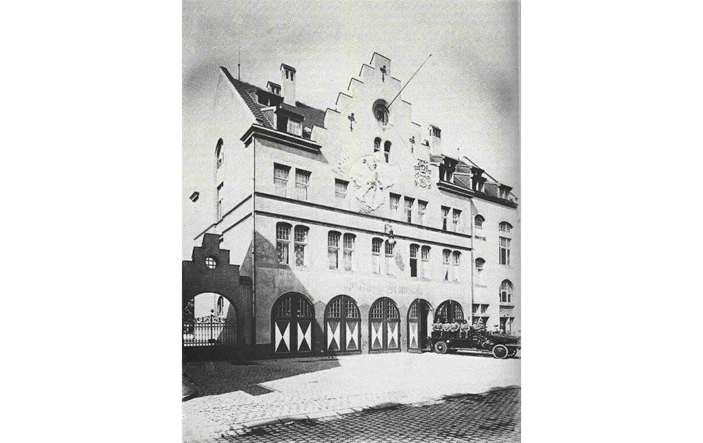 Historische Aufnahme der Alten Feuerwache Bonn in der damaligen Maxstraße / Karl-Marx-Straße (1922).