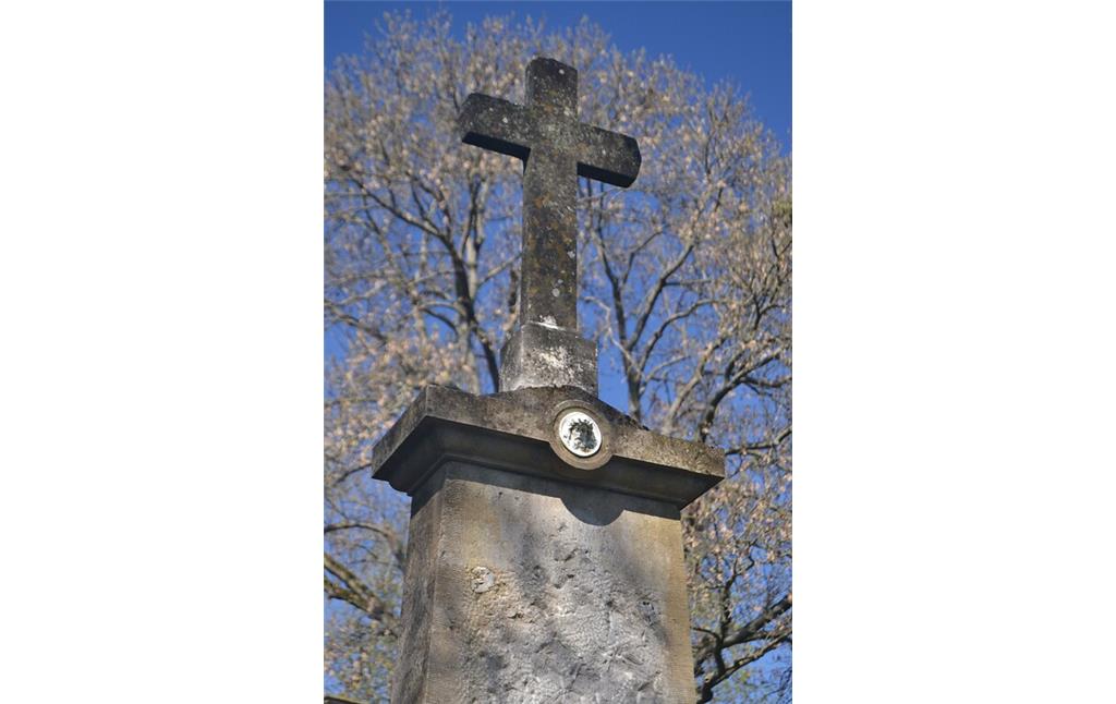 Grabstein mit Kreuzaufsatz auf dem Alten Kessenicher Friedhof (2021)