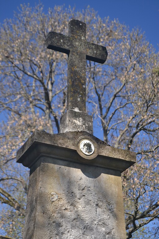 Grabstein mit Kreuzaufsatz auf dem Alten Kessenicher Friedhof (2021)