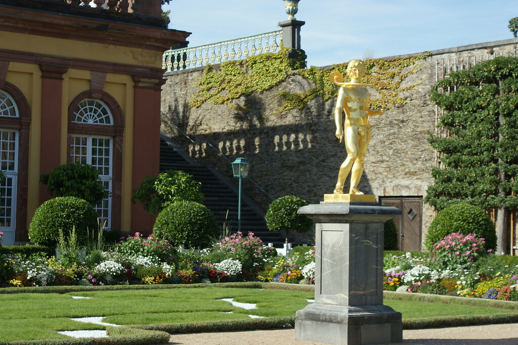 Vergoldete Bleistatue auf der unteren Terasse im Schlossgarten des Schlosses Weilburg (2020)