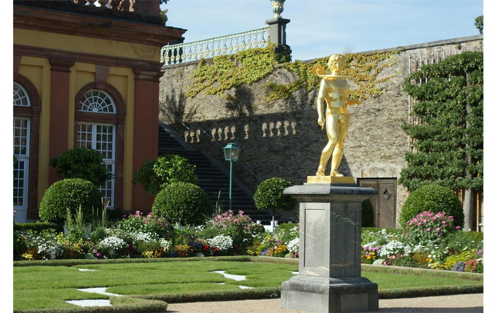 Vergoldete Bleistatue auf der unteren Terasse im Schlossgarten des Schlosses Weilburg (2020)